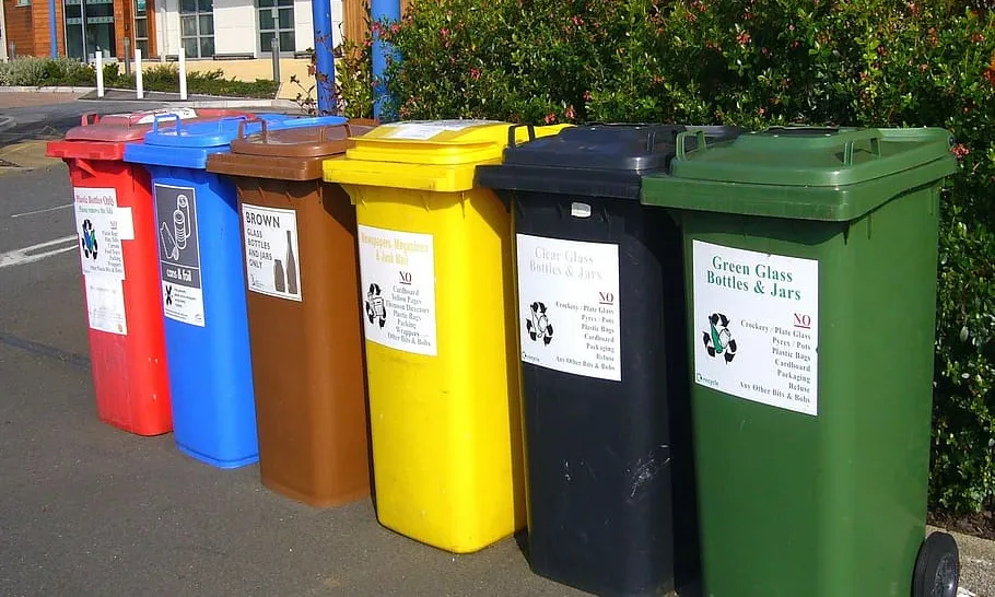Contenidors de brossa de tots els colors, petits, un al costat de l'altre