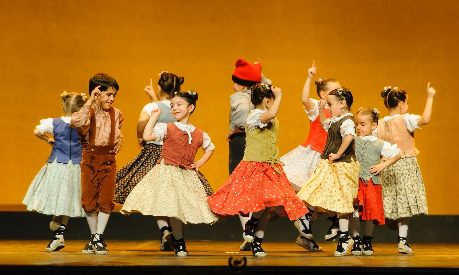 Èxit a la festa d'aniversari del quart de segle de l'entitat al Teatre de Can Gomà.