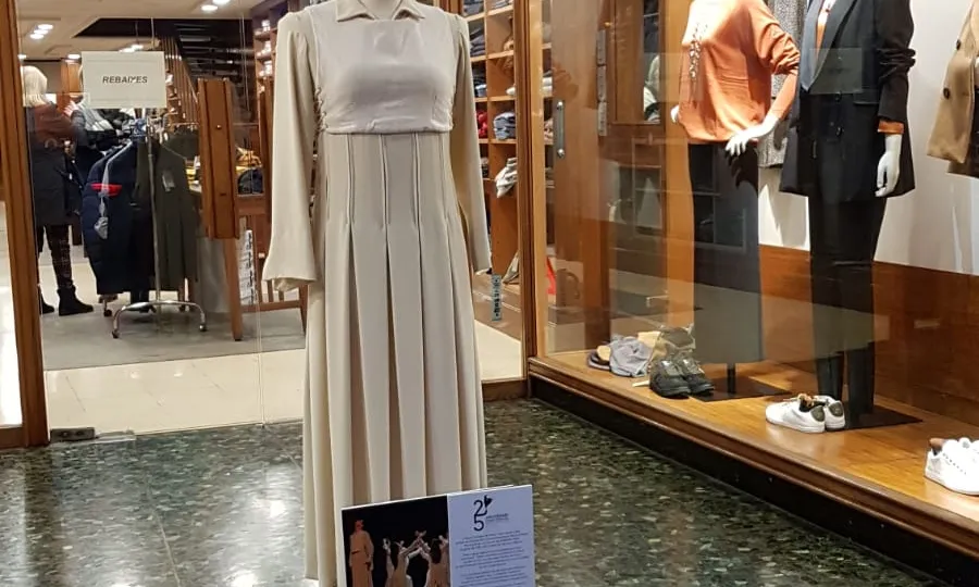 Un dels vestits exposats a les botigues del centre de la ciutat.