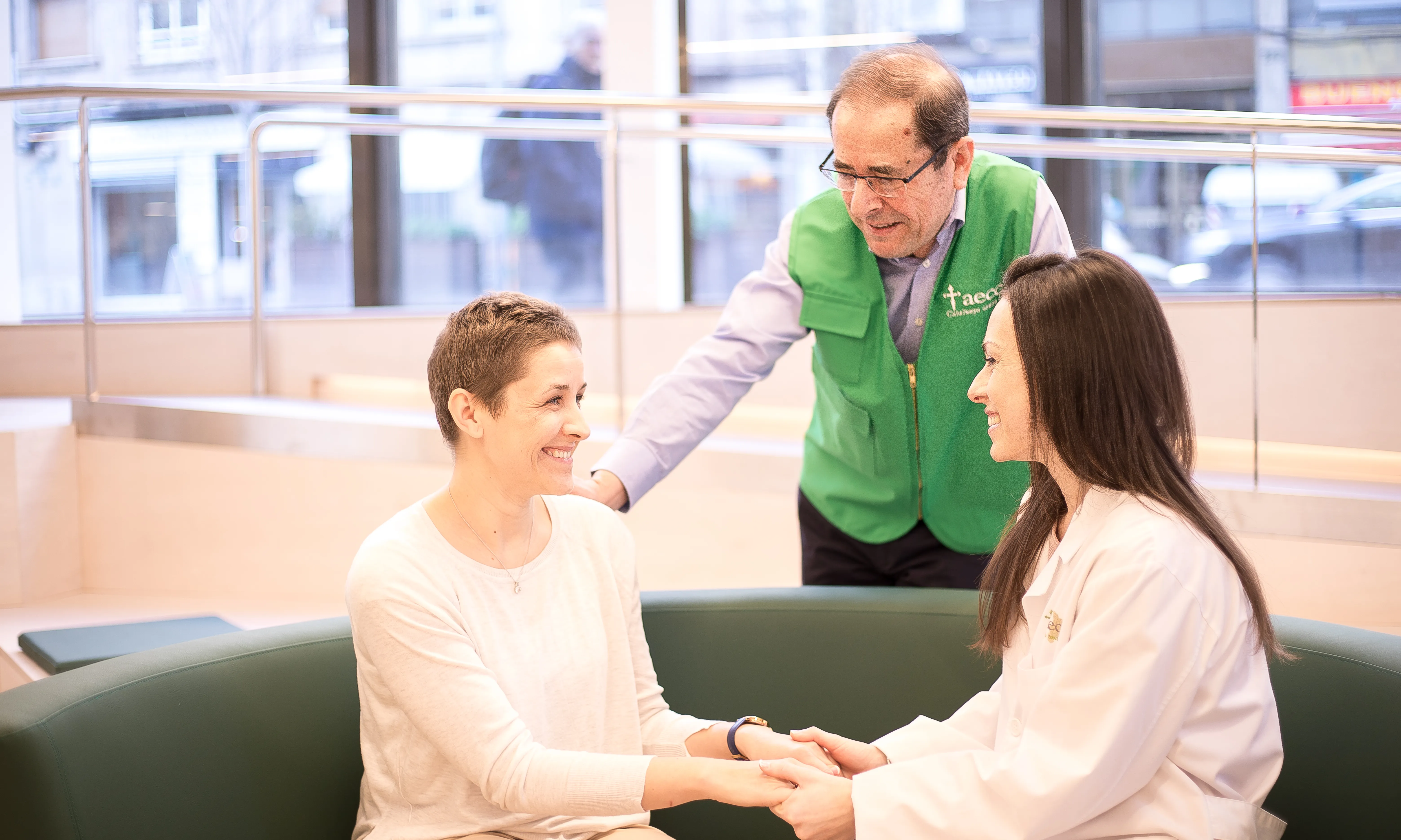 L’AECC ofereix servei d’atenció gratuïta tant als pacients com als familiars. 