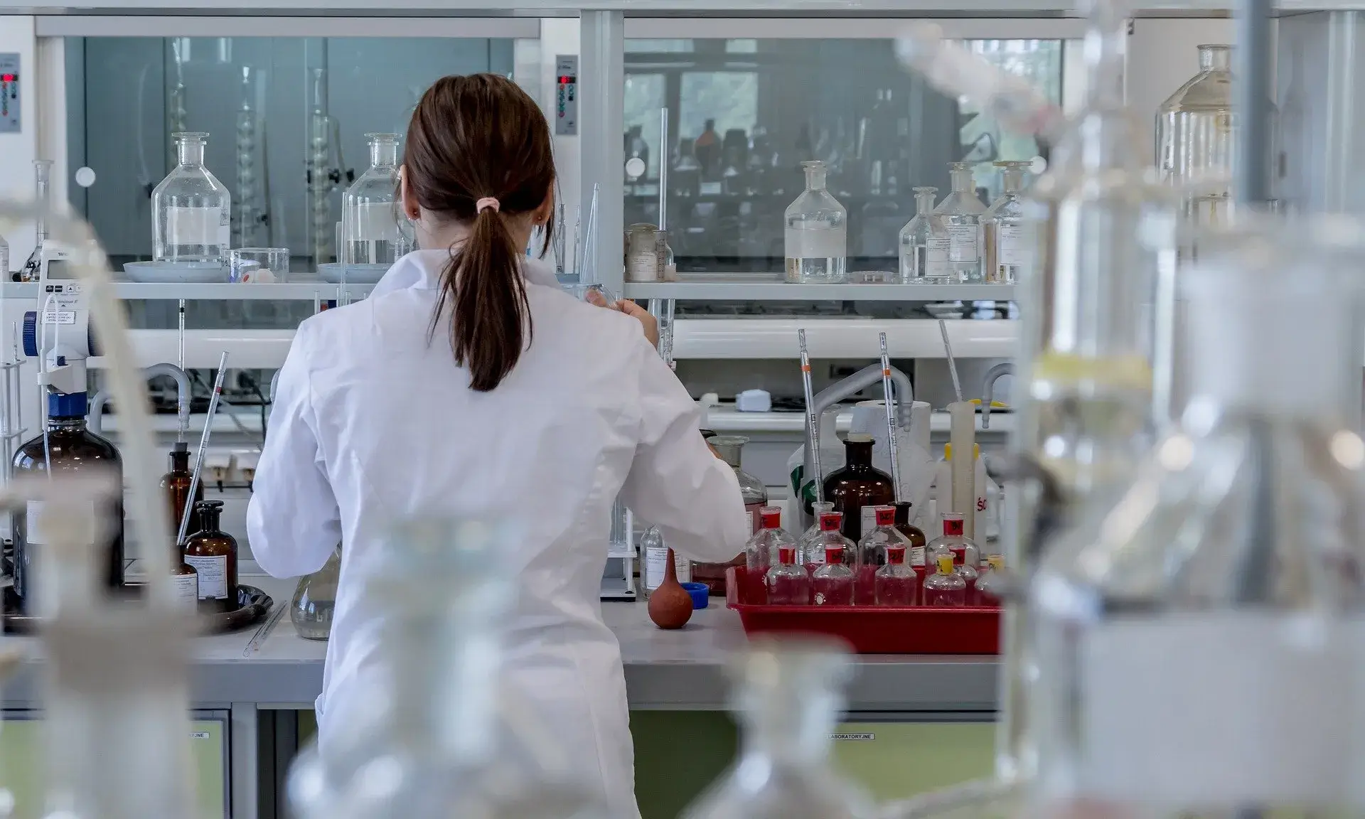 Noia d'esquenes en un laboratori químic 