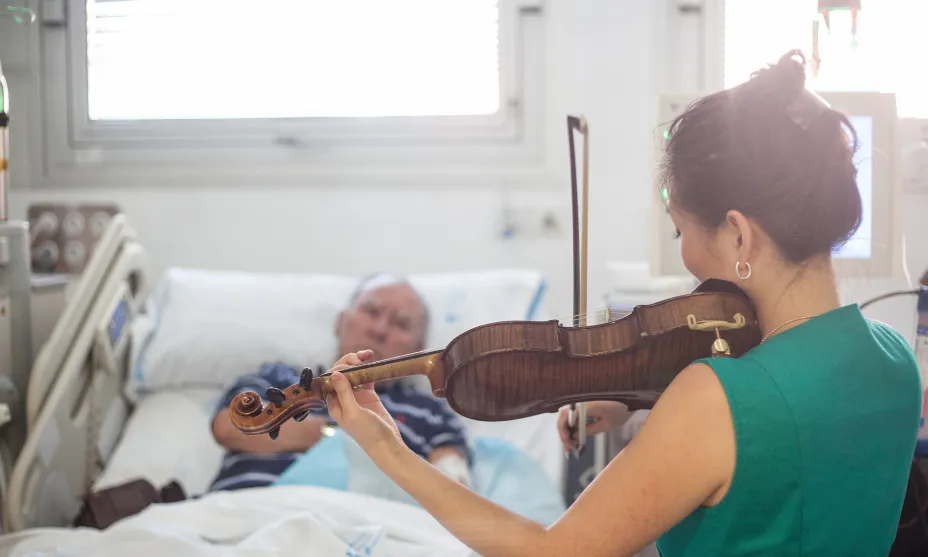 L'associació Música en Vena humanitza les estades als hospitals amb miniconcerts en directe. 