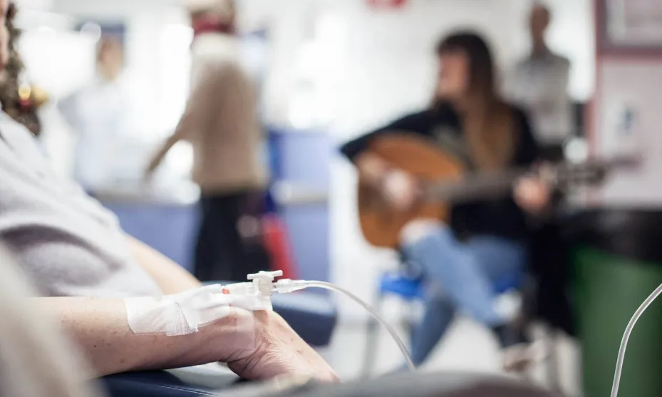 Artistes com Rozalén, difuminada a la imatge, han col·laborat voluntàriament amb els miniconcerts de Música en Vena.