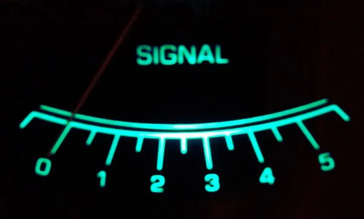 Fotografia d'un sensor analògic amb la paraula signal. Imatge de Nelson Sosa. Llicència d'ús CC BY NC ND 2.0