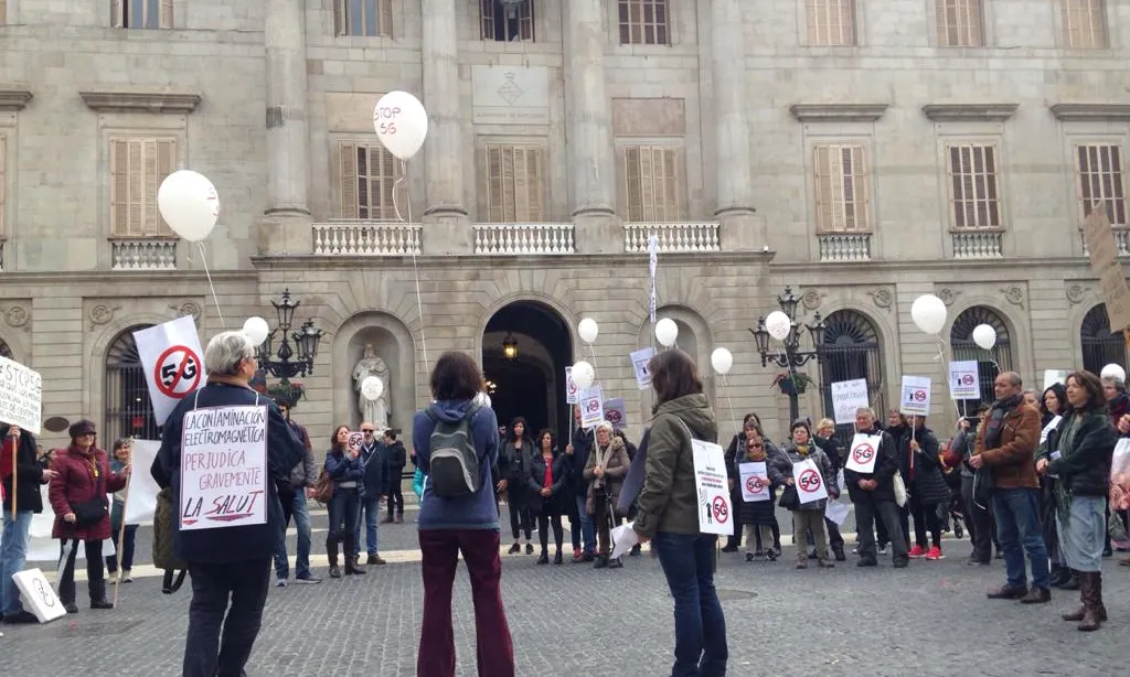 Manifestació de la plataforma 5G a la plaça de Sant Jaume.