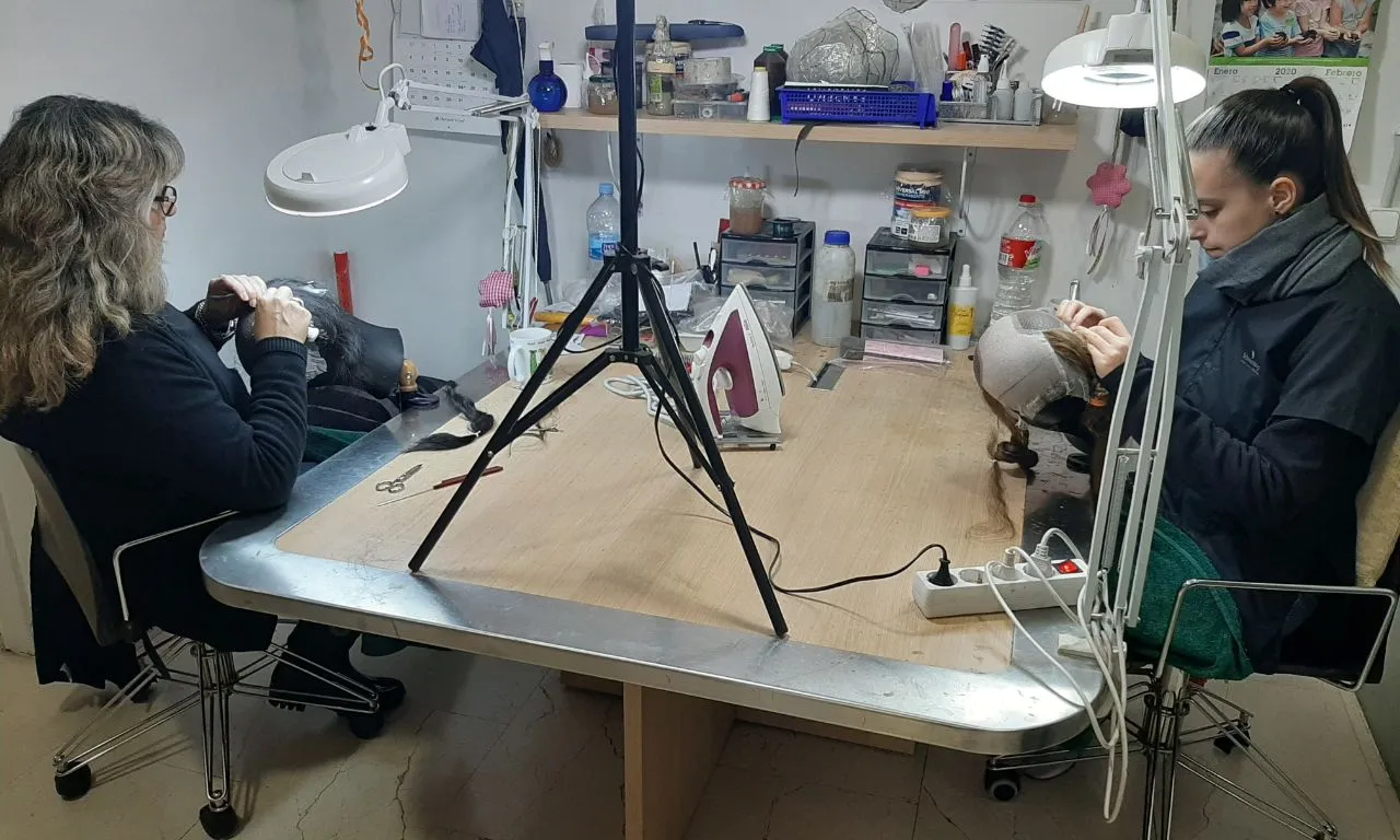L'equip Jessus bordant perruques per l'associació Marinada