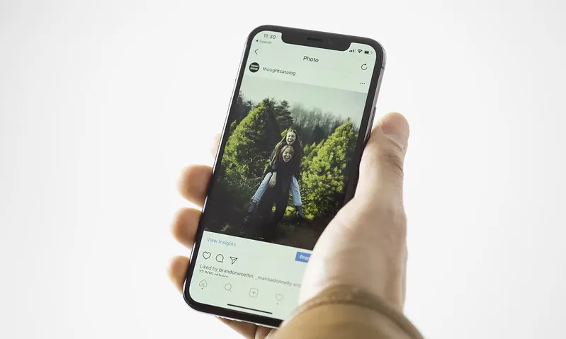 Fotografia d'un apersona utilitzant Instagram. Imatge de Stock Catalog. Llicència d'ús CC BY 2.0