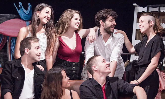 Els actors i actrius i la directora d'Una Altra Estrena