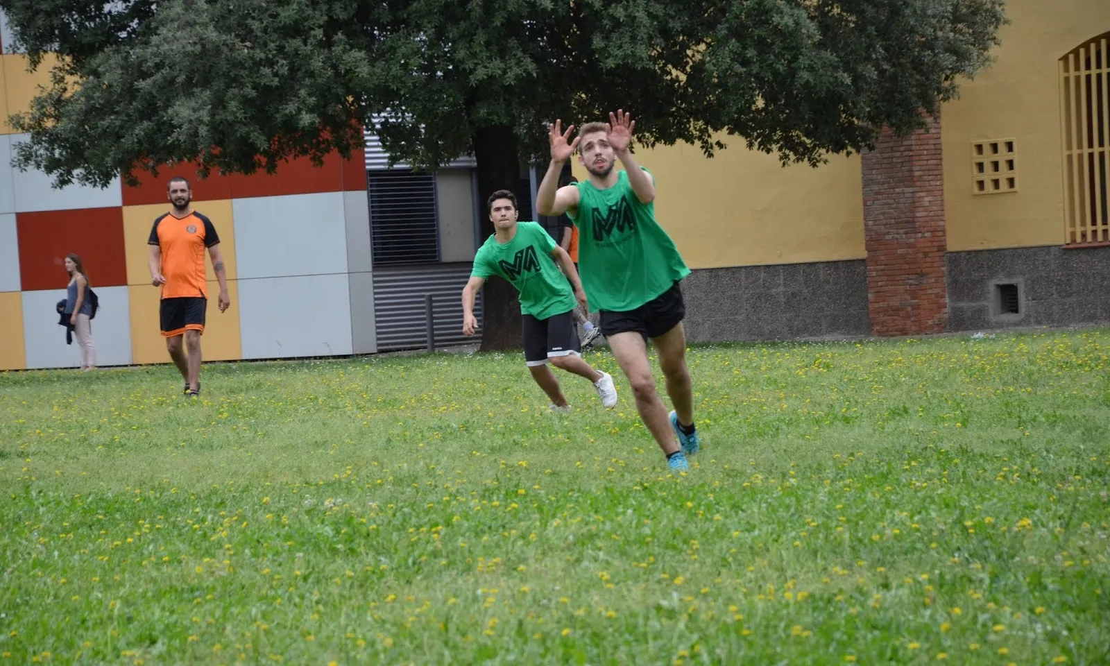 Els recollidors han d'interceptar el bèlit per eliminar el llançador.