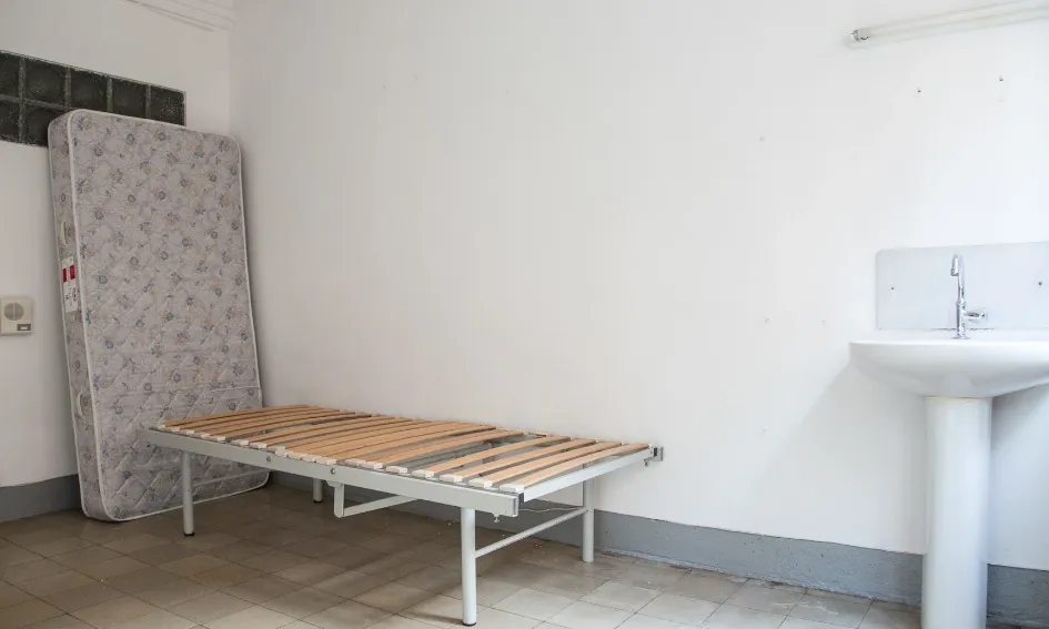 Una de les habitacions de la residència que seran reformades.