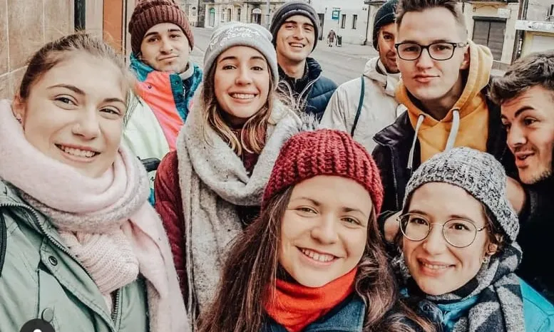 Als intercanvis juvenils, l'organització cobreix el vol dels i les participants, així com les dietes i l'allotjament. Font: Laura Llargués.