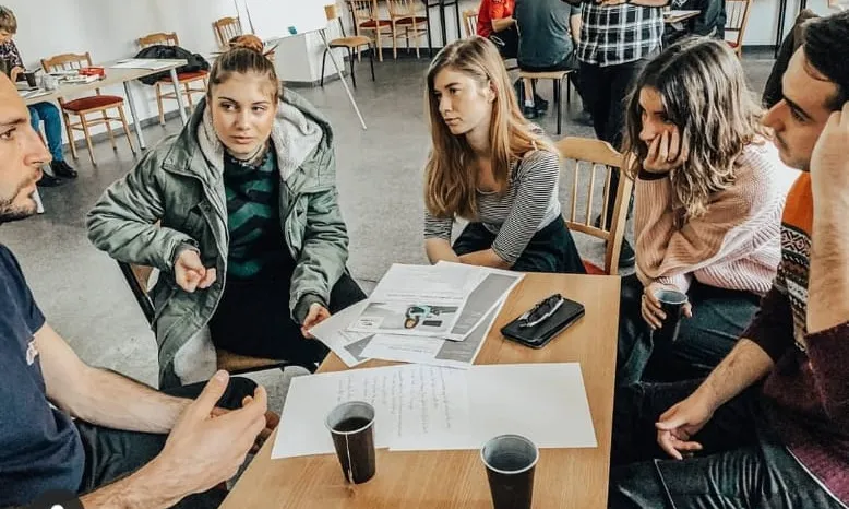 Aquests intercanvis poden estar vinculats amb l'àmbit professional o simplement que siguin de l'interrès de la persona participant. Font: Laura Largués.
