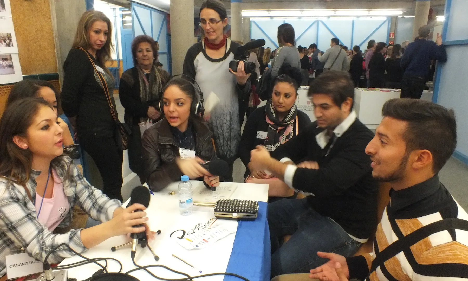 Joves del projecte radiofònic "Veus gitanes. Rromane Glasura"