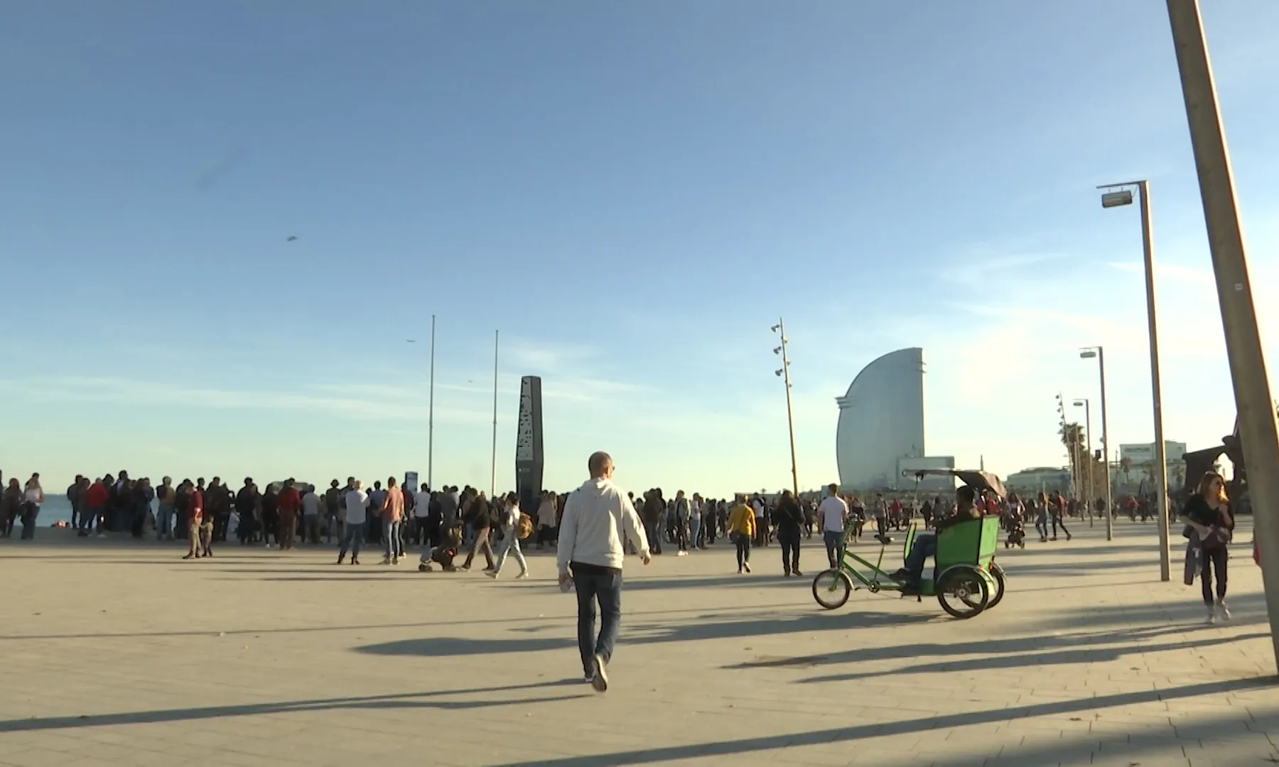 L'acció s'inicia a la plaça del Mar i finalitza a l'espigó del gas.