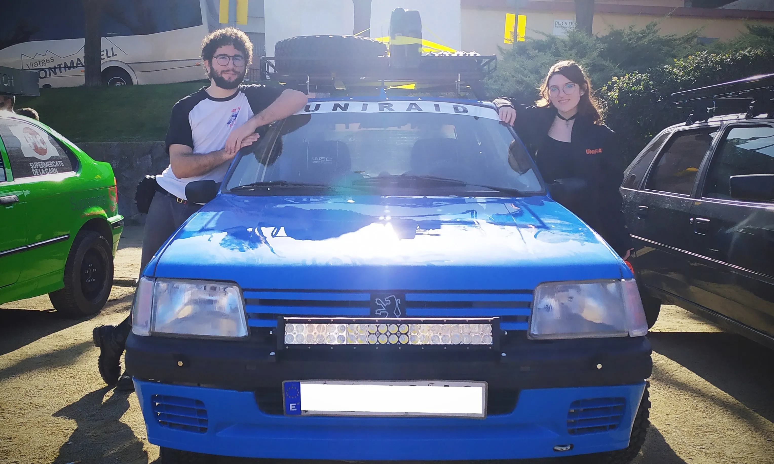 El 5 de juny, la Clara i la seva parella van comprar un cotxe de segona mà per reparar-lo i preparar-lo per la cursa. Font: Clara Martínez.