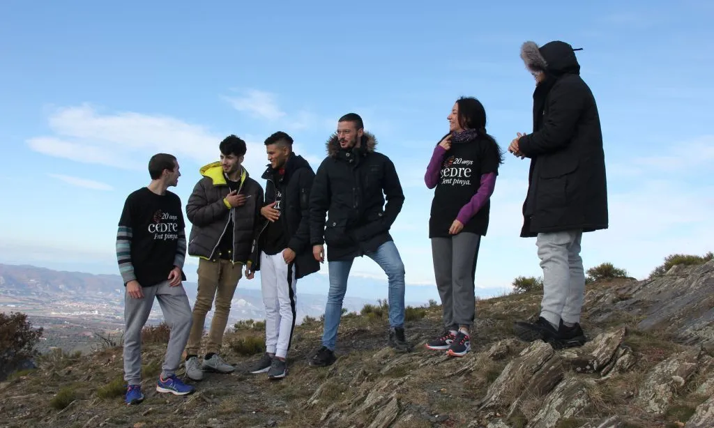 El programa Respirafons ofereix al jovent intern sortides a la natura al costat de persones voluntàries. 
