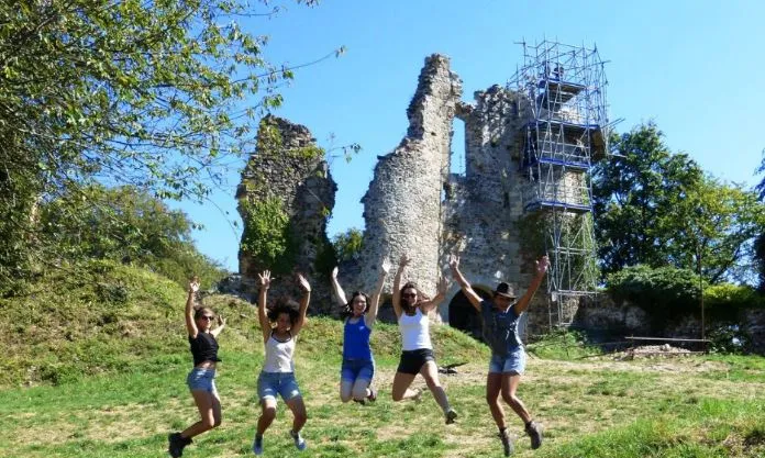 Noies saltant en un camp de treball