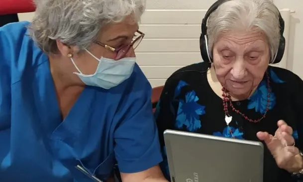 Personal de residència ensenyant Ipad a persona gran