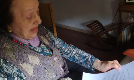 Dona gran llegir una carta al llit