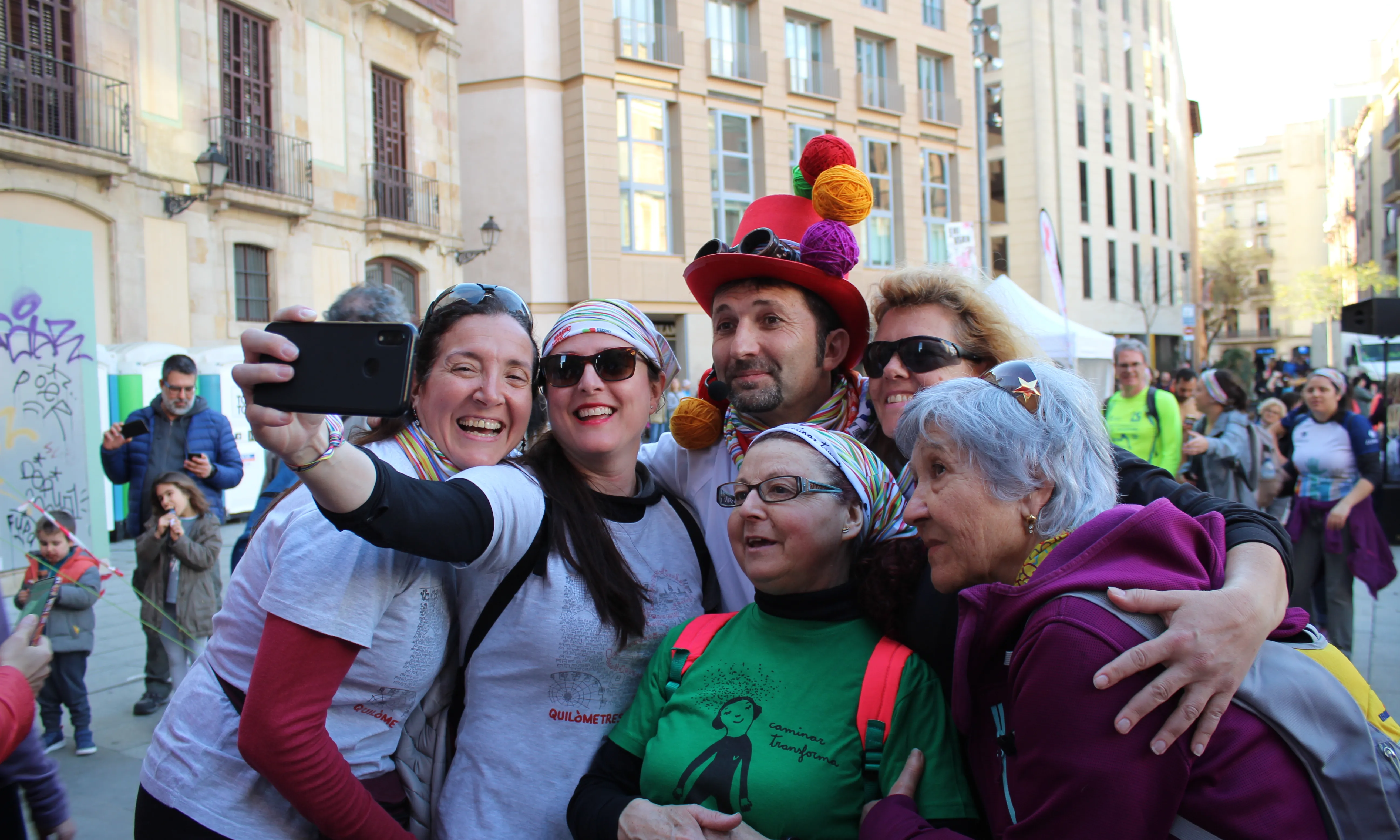 Un equip de persones participants fent-se una 'selfie' a la Catedral de Barcelona.