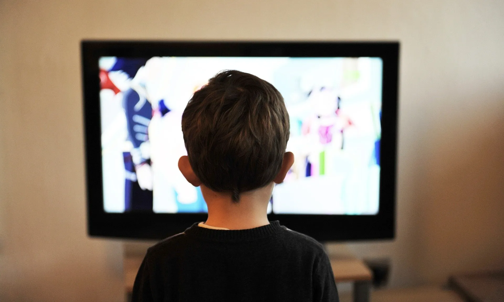 nen mirant la tv