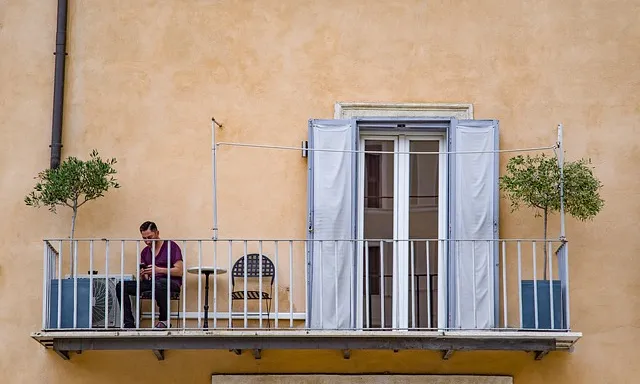 Una persona fa la quarantena en el balcó de casa seva.