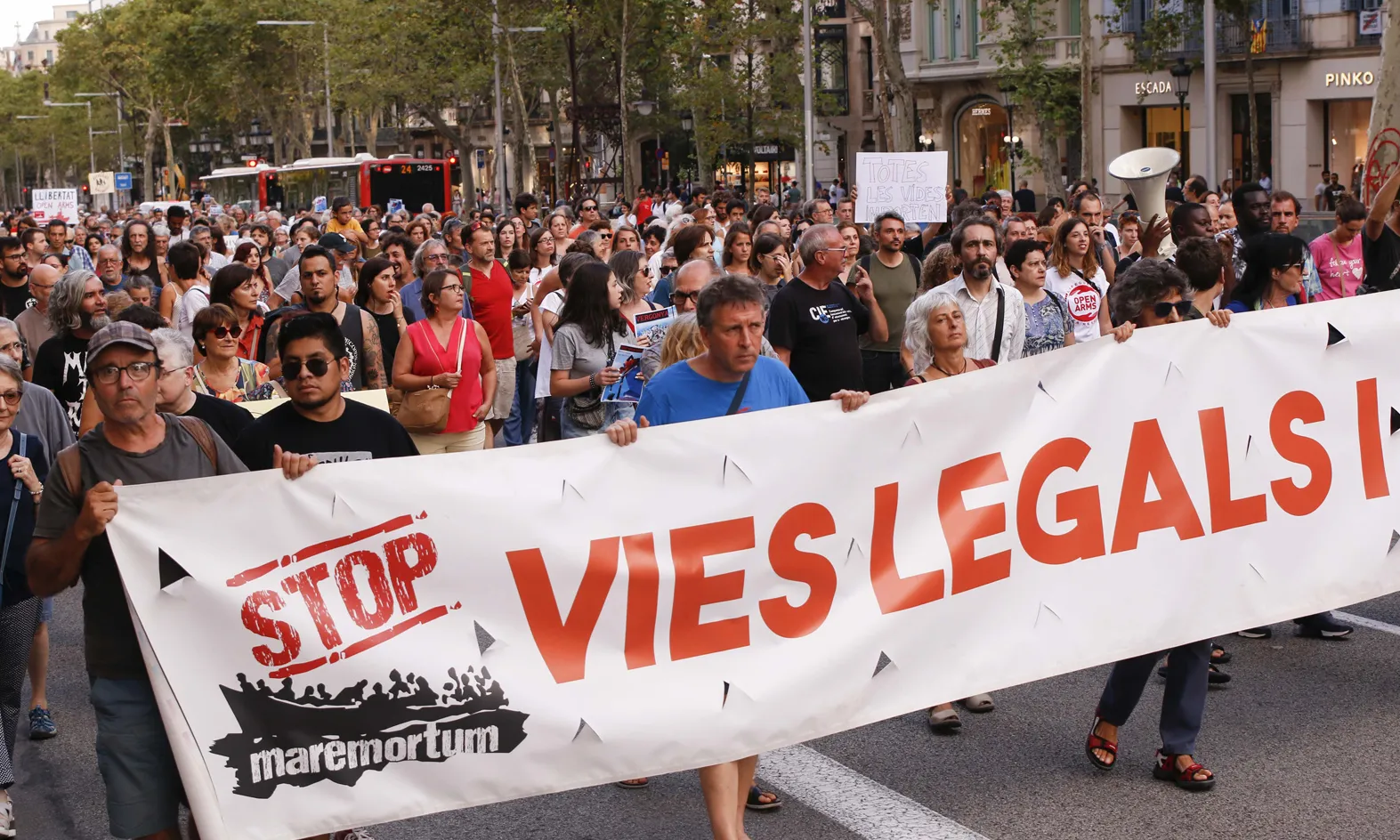 Ros denuncia la situació per la qual estan vivint les persones refugiades tant a Grècia com a l'Estat espanyol.