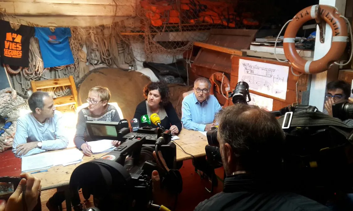 Sonia Ros, portaveu de l'entitat, al centre de la imatge durant una roda de premsa.