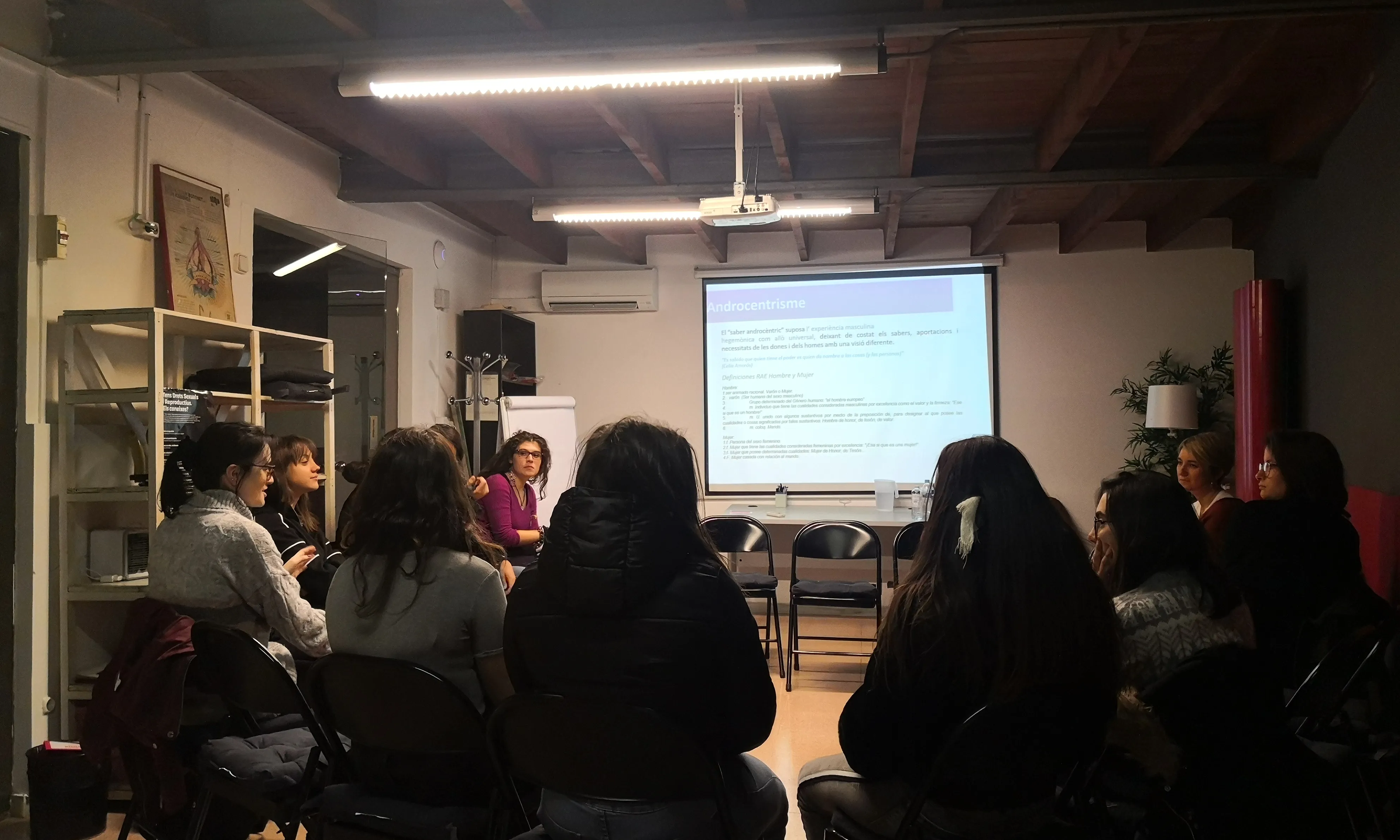 Joves de PREN-los participant en el mòdul sobre violències masclistes, impartit per Gemma Altell.