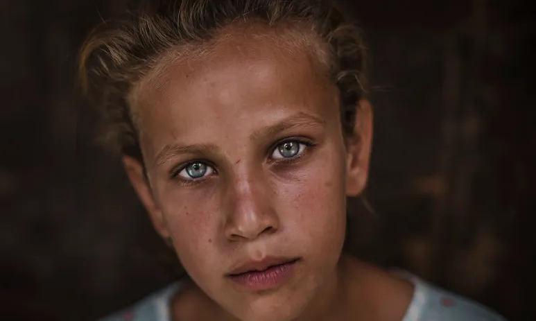 Saja, amb 11 anys i refugiada l'any 2015 a un camp de persones refugiades a Iraq, és un dels testimonis de la mostra.