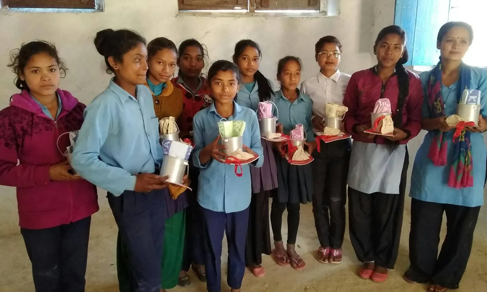 Noies a Mangalsen, ab el kit de Rato Baltin gràcies als donants membres del grup de Teaming.