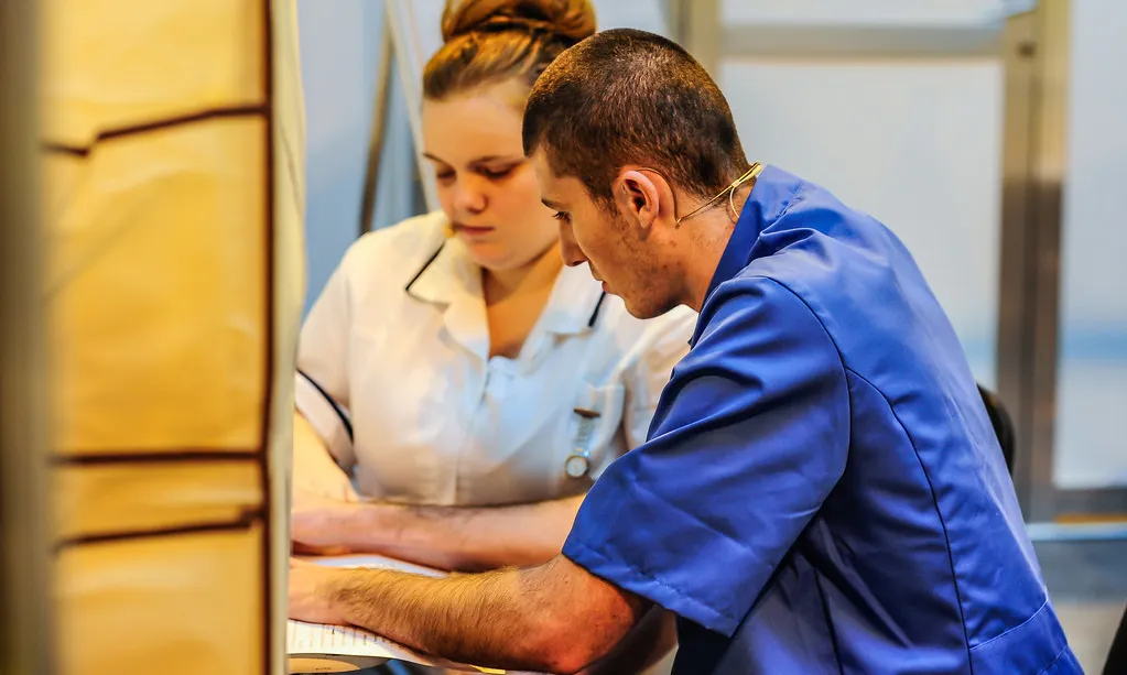 Dues persones treballant en un hospital.