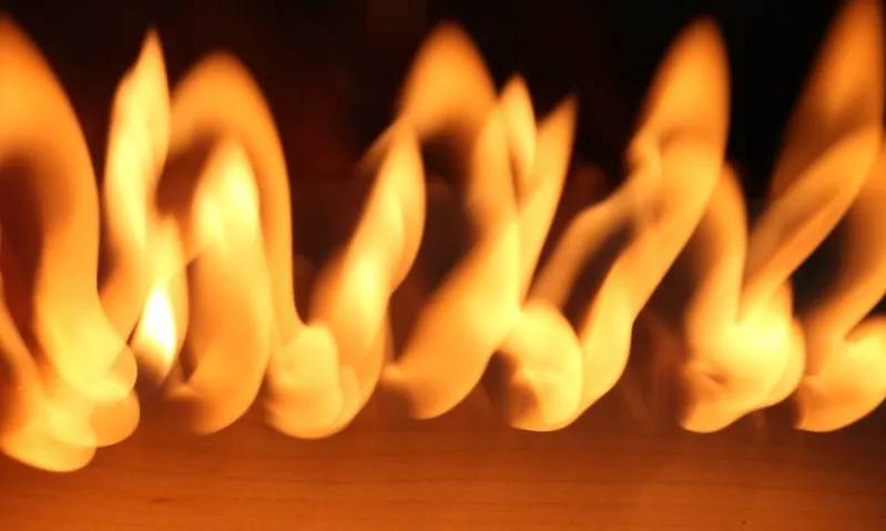 Imatge d'una cadena de foc. Imatge de Peter Remmers. Llicència d'ús CC BY 2.0