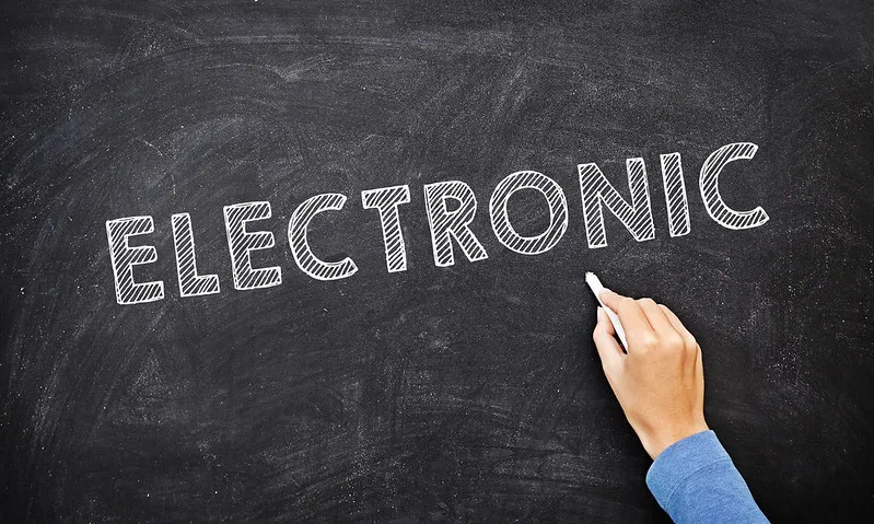 Fotografia d'una pissarra amb la llettres 'electronic' escrites. Imatge de Mike Cohen. Llicència d'ús CC BY 2.0