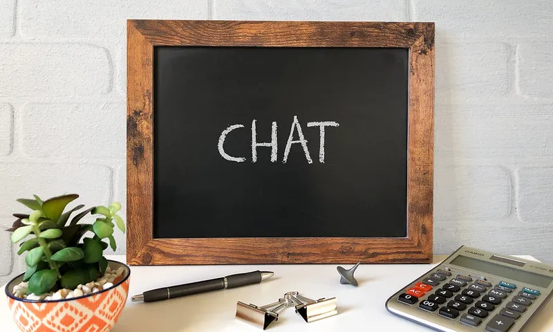 Fotografia d'una pissarra amb la paaula chat. Imatge de GotCredit. Llicència d'ús CC BY 2.0