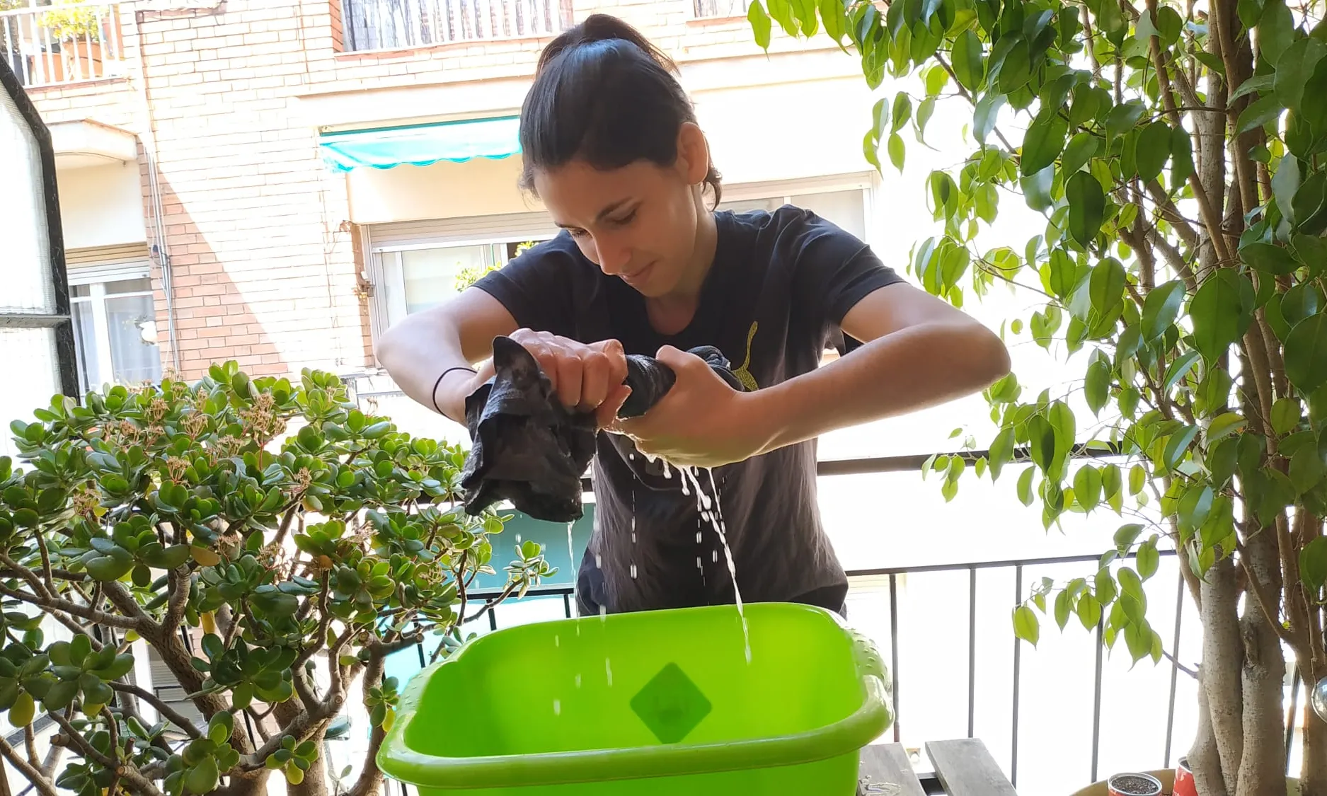 També es va animar a infants i joves a rentar la roba a mà com farien durant els campaments.