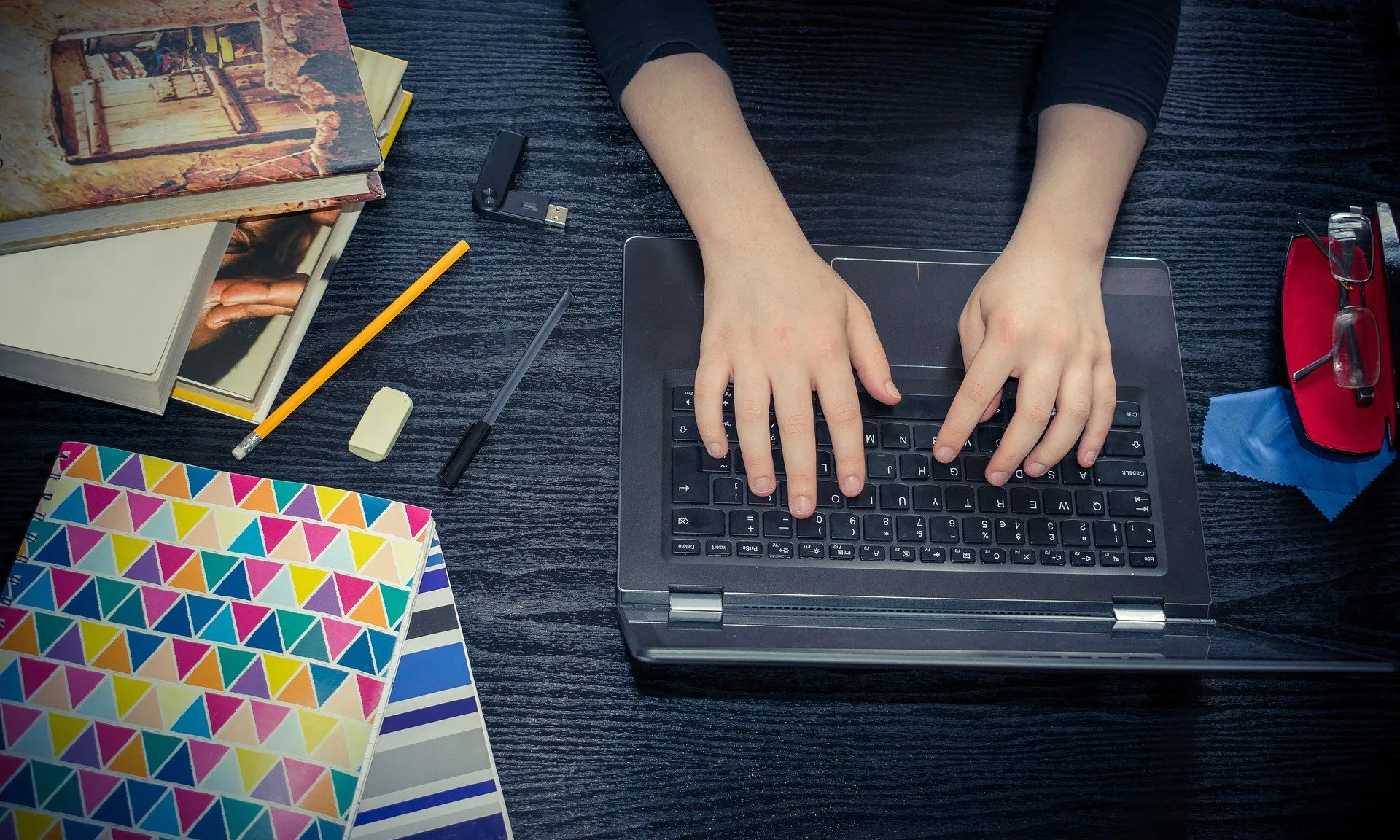 Arran del confinament les escoles i instituts fan classes online per continuar el curs.