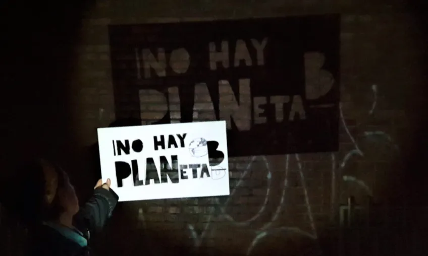 Qui no tingui projectors a casa pot fer retallables amb missatges reivindicadors.