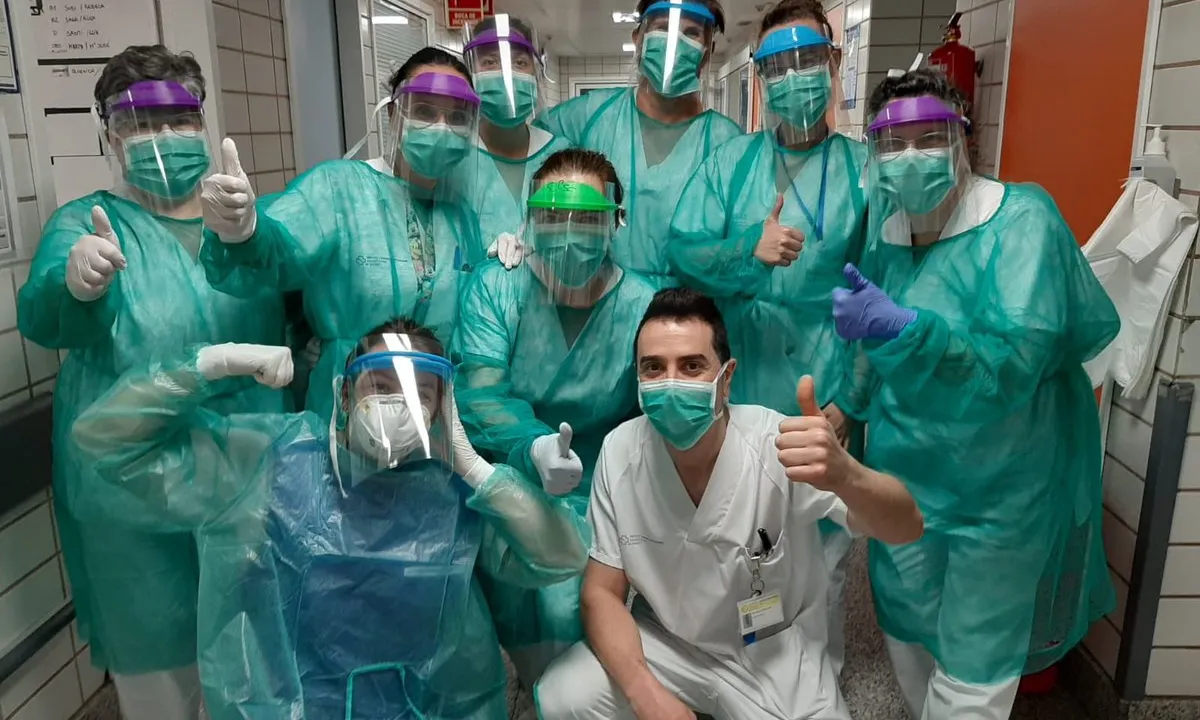 Personal sanitari treballa amb mascaretes i material de protecció creat amb impressió 3D.