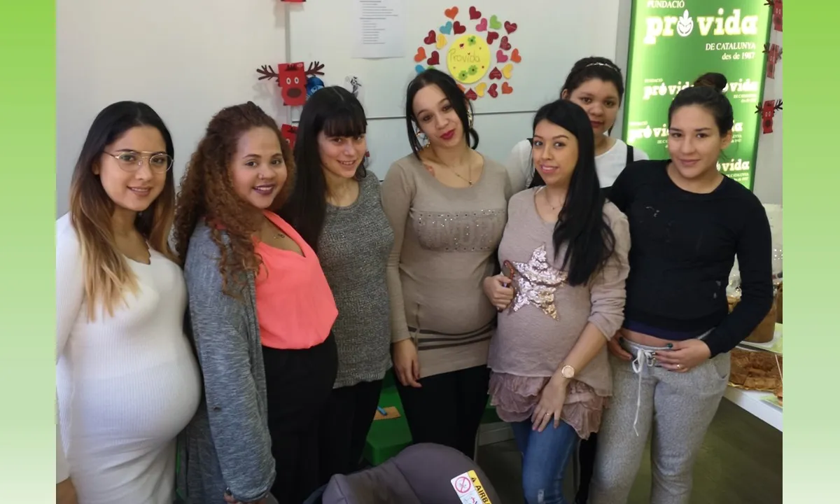 Grup de noies embarassades de la Fundació Pro Vida
