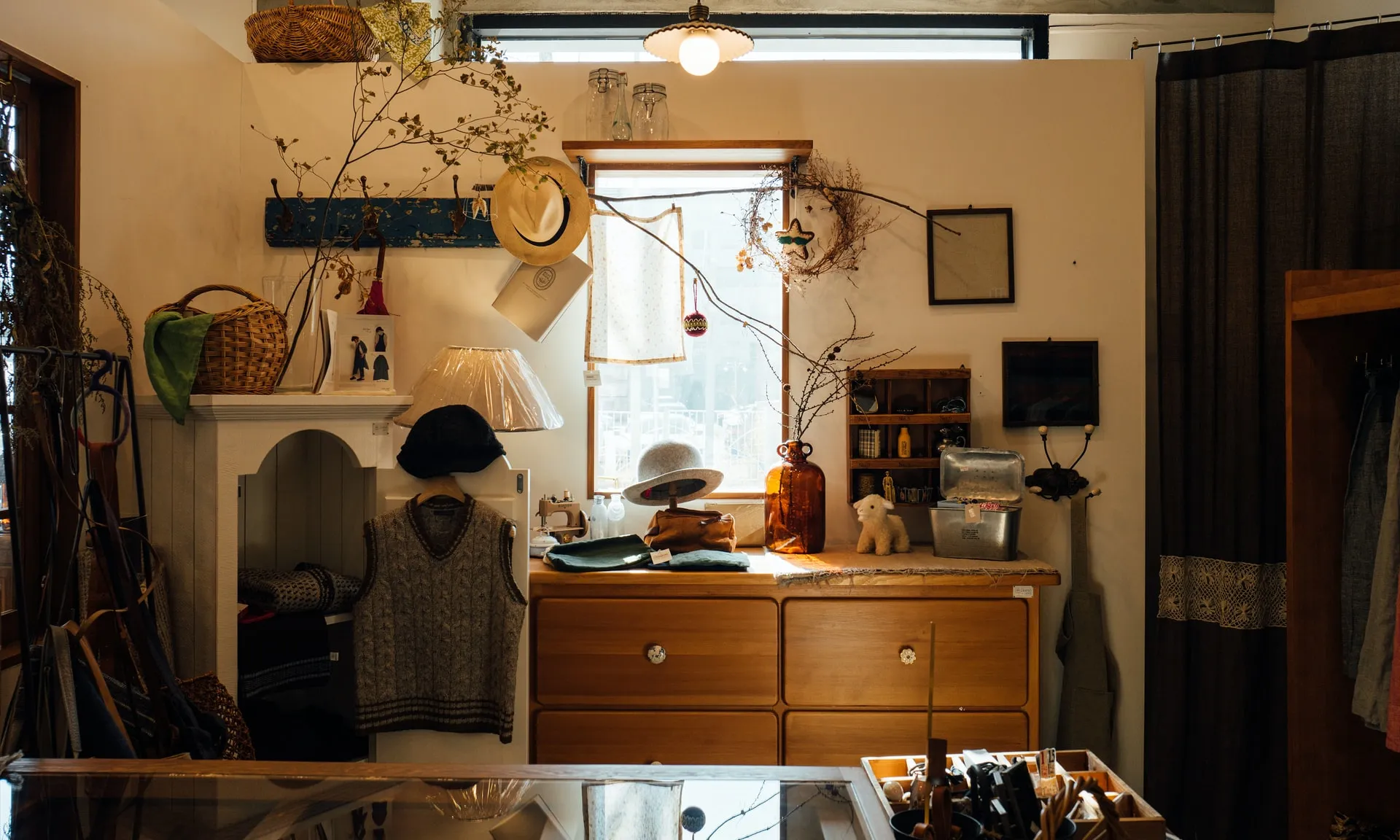 Habitació decorada amb tot tipus de peces de roba i complements
