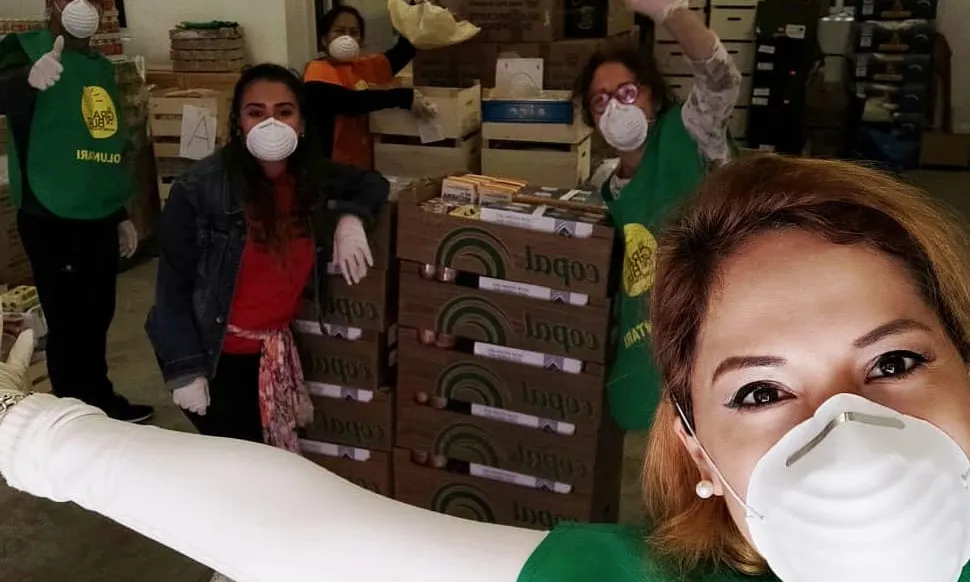 El voluntariat de l'ONG Gra de Blat prepara els aliments que seran repartits a domicili.