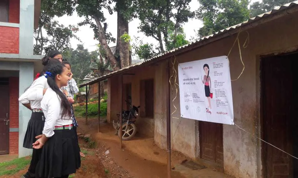 Nenes davant d'una escola al districte de Nuwakot, on be artsy fa fer una prova pilot del projecte Rato Baltin el gener de 2020