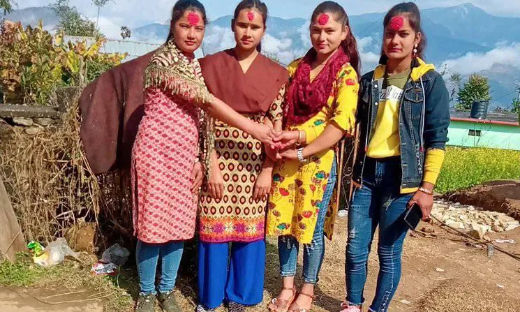 Noies d'Accham candidates a apadrinament