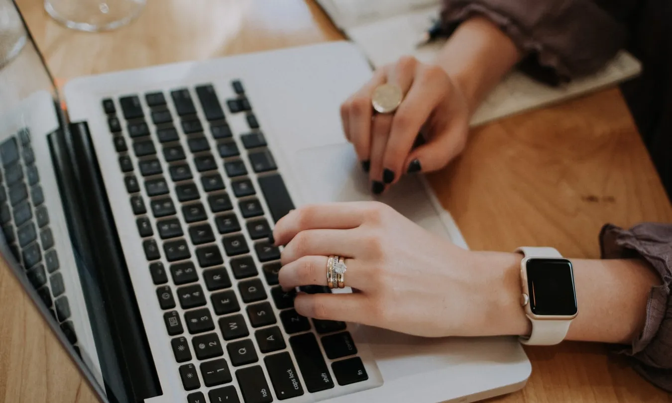 L'entitat està realitzant cursos de formació en línia i tallers online dissenyats específicament en l'àrea de la informàtica i dels escacs. Font: Unsplash.