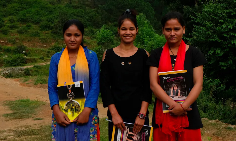 Sunita, Manisha Nath, Tejana, beneficiàries, i voluntàries de be artsy