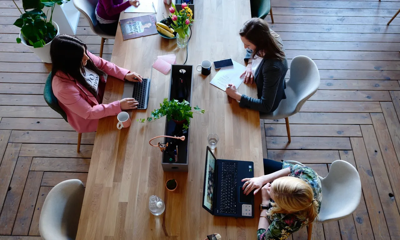 Tres dones en un coworking