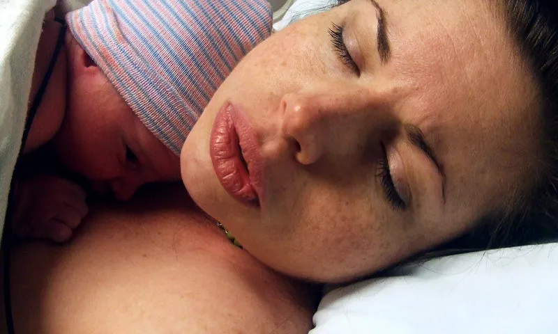 Una dona en contacte pell amb pell amb un nadó