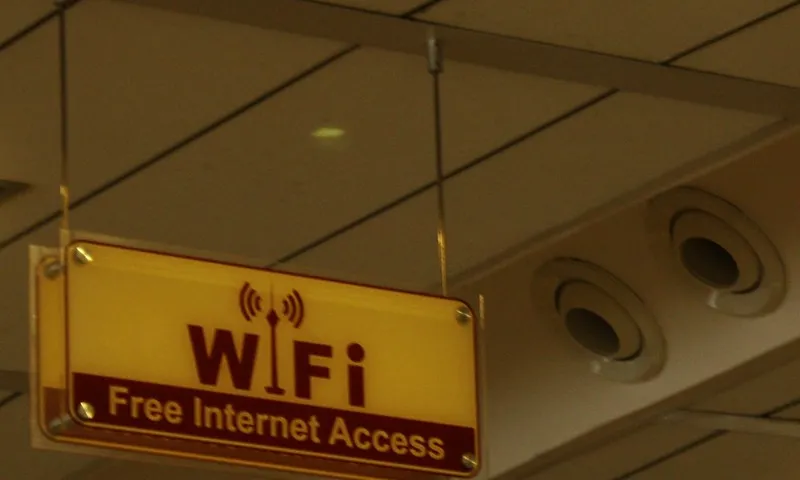 Fotografia d'un cartell que indica accés lliure a Internet. Imatge de Blondinrikard Fröberg. Llicència d'ús CC BY 2.0