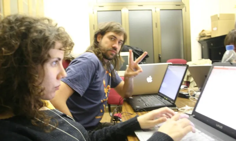 Fotografia de dos membres de Softcatalà treballant en unes traduccions. Imatge de Jesús Corrius. Llicència d'ús CC BY 2.0